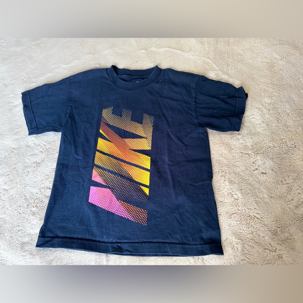 Nike graphic tee. Size small (8)